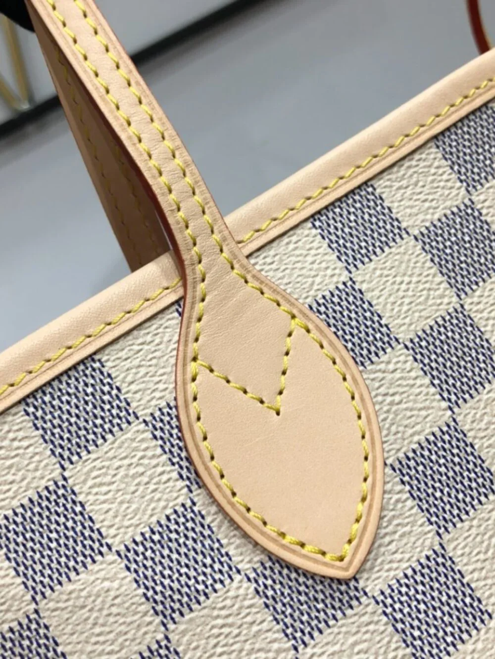 Louis Vuitton. dimensions 31